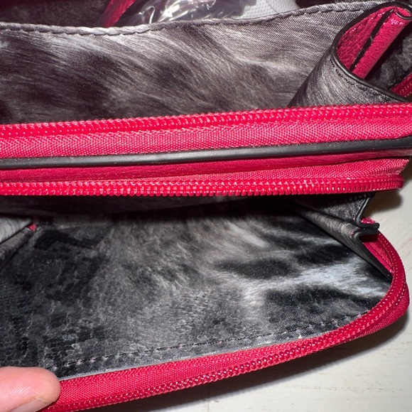 Stylish Red Leather Crossbody Bag - Picture 4 of 5